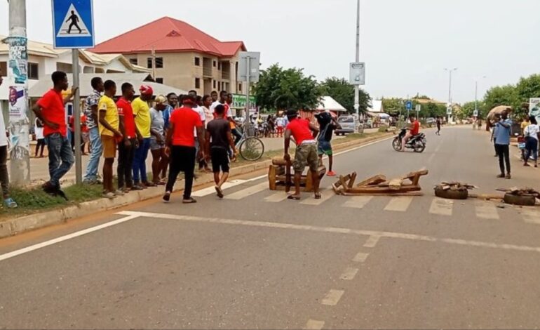  GHANA: YOUTH CLASH WITH POLICE OVER DEATH OF ALLEGED ARMED ROBBER