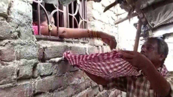  INDIA COUPLE BEGS FOR MONEY TO COLLECT DEAD SON’S BODY