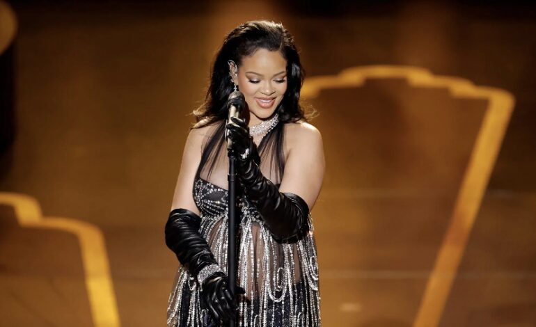  PREGNANT RIHANNA PERFORMS AT THE OSCARS